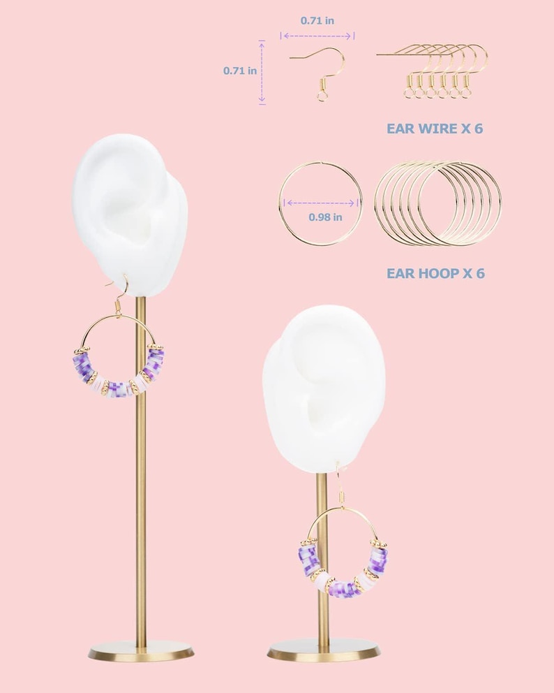 Puede incluir: Un conjunto de componentes de joyer&iacute;a que incluye seis ganchos dorados de 1,8 cm por 1,8 cm y seis aros dorados de 2,5 cm de di&aacute;metro. Dos expositores de orejas blancos muestran pendientes de aro con cuentas de color morado y blanco.
