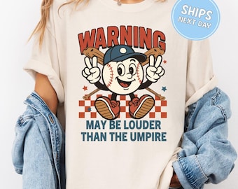 ¡Advertencia! Camiseta de béisbol. Puede ser más ruidosa que el árbitro. Camiseta Comfort Colors® de béisbol para fanáticos del béisbol.