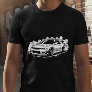 Pode incluir: T-shirt preto com uma ilustração a preto e branco de um carro desportivo com fumo. O carro tem um spoiler traseiro e é mostrado em movimento. O desenho está centrado na t-shirt.