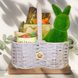 Panier cadeau de Pâques - Décoration de lapin printanière douillette, tasse mignonne et friandises sucrées - Surprise de Pâques pour elle