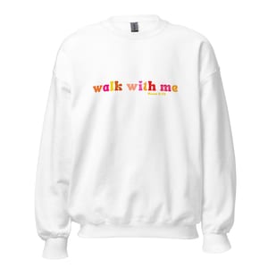 Könnte beinhalten: Weißes Sweatshirt mit dem Text "walk with me" in bunten Buchstaben. Der Text ist in einer Retro-Schriftart mit einem Herzsymbol zwischen den Wörtern gehalten. Unter dem Text steht der Hinweis "Moses 6:59".