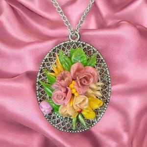 Cold porcelain handmade flower necklace, necklace bouquet, rose bouquet made of cold porcelain, with stainless steel chain, boho vintage jewelry