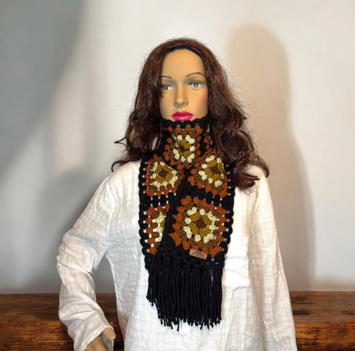 Sciarpa granny square all'uncinetto, accessori invernali lavorati