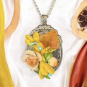 Cold porcelain handmade flower necklace, necklace bouquet, rose bouquet made of cold porcelain, with stainless steel chain, boho vintage jewelry