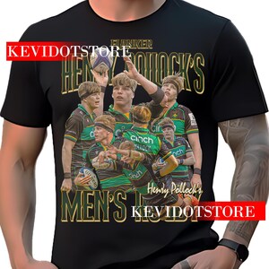 Può includere: T-shirt nera con grafica di un giocatore di rugby, la scritta "Henry Pollock's" e "Men's". Il design include immagini del giocatore in azione, con la parola "Flanker" in alto.