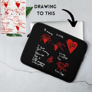 Peut inclure: Housse d'ordinateur portable noire avec un dessin d'enfant rouge et blanc. Le dessin dit "To mommy 2/7/25 I love you mommy because she is nice. My mommy loves coffee! I love you! Luna is coffee too. From: Jasper"