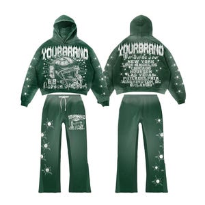 Puede incluir: Una sudadera con capucha verde y pantalones de chándal a juego con un estampado gráfico blanco de un jugador de fútbol y el texto "YOURBRAND" y "No Weapon of Sport". La parte posterior de la sudadera tiene el texto "YOURBRAND Worldwide Tour" y una lista de ciudades.