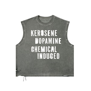Puede incluir: Una camiseta sin mangas gris carbón con cuello redondo y sisas de borde sin rematar con ojales metálicos en los laterales. El frente muestra texto blanco desgastado que dice KEROSENE DOPAMINE CHEMICAL INDUCED con un cordón en el dobladillo.