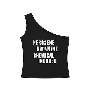 Puede incluir: Una camiseta de tirantes negra de un solo hombro con texto blanco de estilo desgastado impreso en la parte delantera. El texto dice KEROSENE, DOPAMINE, CHEMICAL, INDUCED en cuatro líneas apiladas. La prenda tiene un solo tirante y diseño sin mangas.