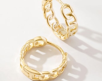 Pendientes de aro con cadena de oro, cierre de bisagra, sencillos, chapados en oro de 18 quilates, resistentes al deslustre, hipoalergénicos, sin níquel.