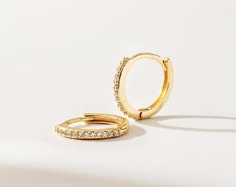Pendientes Huggie clásicos dorados con circonitas brillantes, transparentes, con bisagra y aro, chapados en oro de 18 k, resistentes al deslustre, hipoalergénicos, sin níquel.