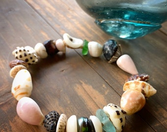 Huilau (mixed) Hawaiian shell bracelet with a Tahitian pearl and seaglass size 7