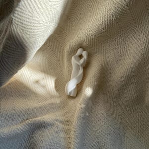 Soulmates Lovers Sculpture – 3D printed abstract couple statue with a white finish, set against a soft cream-colored background.