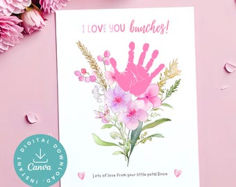 Könnte beinhalten: Ein rosa Handabdruck auf einer weißen Karte mit einem Strauß Aquarellblumen und dem Text "I LOVE YOU bunches!" und "Lots of love from your little petal Rosie".