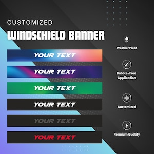 Könnte beinhalten: Individuell gestaltetes Windschutzscheibenbanner mit dem Text "YOUR TEXT" in Weiß auf verschiedenen farbigen Hintergründen. Die Banneroptionen umfassen Wetterfestigkeit, blasenfreie Anwendung, Individualisierung und Premiumqualität.
