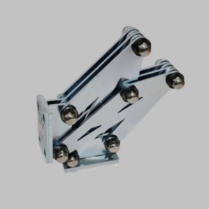 Könnte beinhalten: Ein silbernes Metall-Klappgelenk mit mehreren Abschnitten und mehreren Schrauben. Das Gelenk ist an einer Metallplatte befestigt.