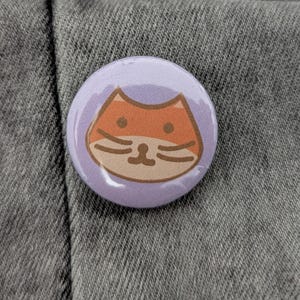 Cartoon Cat Button – 25mm Pink Pin Badge – Minimalist Cat Design – Cute Animal Accessory – Small Gift for Cat Lovers