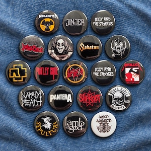 Puede incluir: Una colección de diecinueve chapas redondas con diversos logotipos e imágenes de bandas de heavy metal y rock, incluyendo Megadeth, Jinjer, Iggy and the Stooges, Judas Priest, Ozzy Osbourne, Sabaton, Rammstein, Mötley Crüe, Slayer, Metallica, Napalm Death, Pantera, Slipknot, Black Label Society, Sepultura, Lamb of God y Amon Amarth.