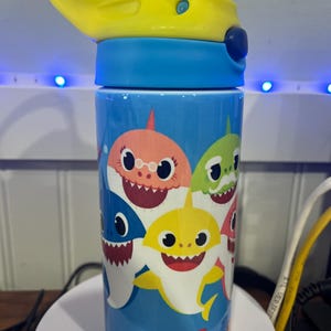 Bébé requin personnalisé, gobelet pour enfants, bouteille d&#39;eau à couvercle rabattable, gobelet pour enfants de 12 oz