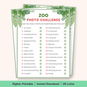 Op de afbeelding: Drie afdrukbare Zoo Photo Challenge-bladen. Elk blad heeft een groene bladrand en een lijst met 30 foto-prompts, zoals "Een insect" en "Een zoogdier". De woorden "ZOO PHOTO CHALLENGE" staan bovenaan.