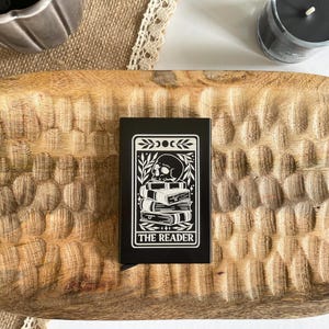 Porte carte gravé, motif carte de tarot, gravure laser, cadeau pour lecteur, cadeau livresque, accessoire pour amateur de livre