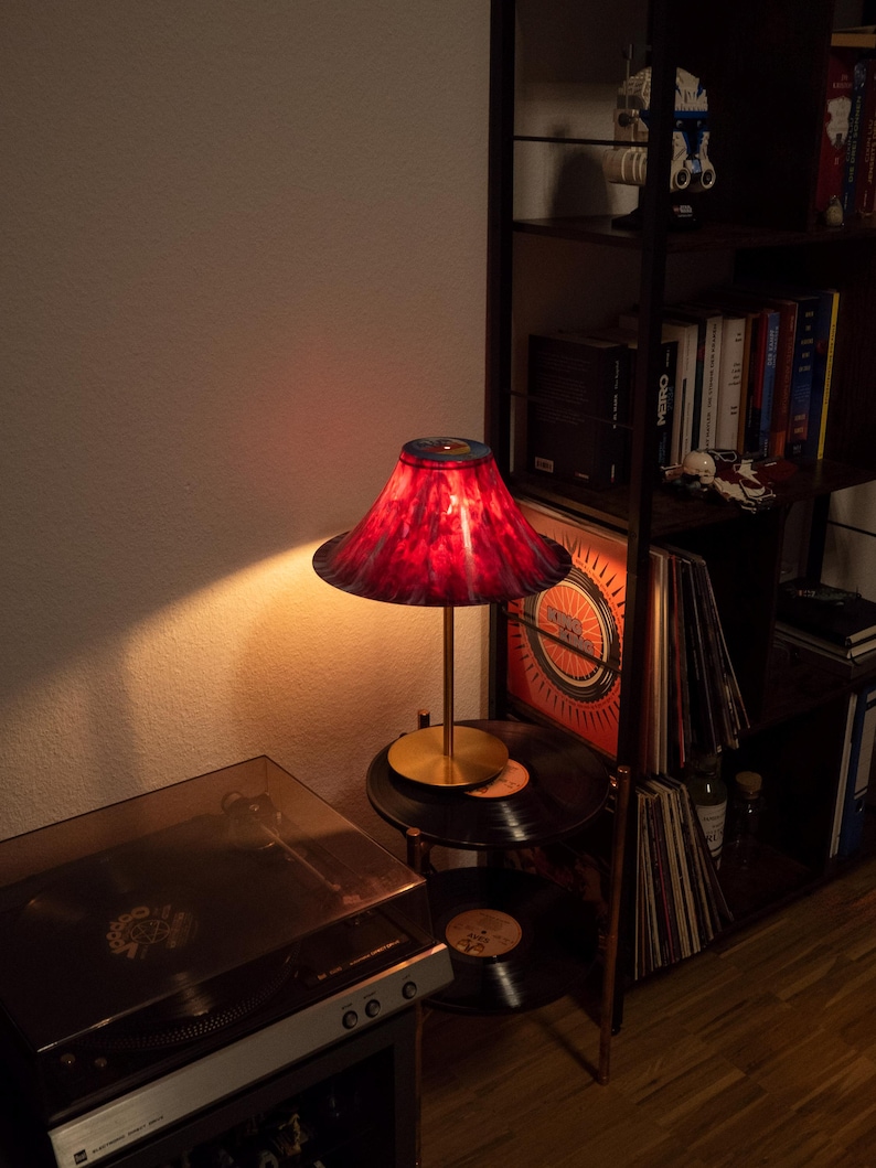 Lámpara de vinilo, lámpara reciclada, lámpara decorativa, lámpara de mesa, lámpara acogedora, lámpara de noche, lámpara, lámpara retro, lámpara hecha a mano, lámpara vintage