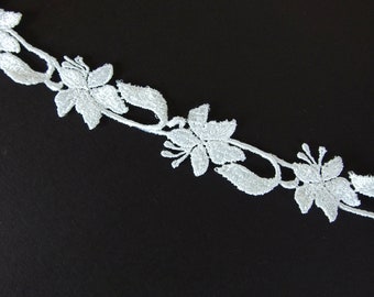 Vintage White Flower Chain Narrow Lace Trim, Dainty Venice Lace, NOS Yardage