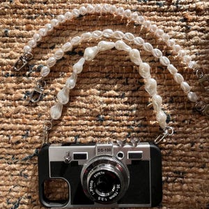 Emily à Paris - Étui pour téléphone en perles de perles - Étui pour téléphone portable 3D vintage avec appareil photo, bandoulière et chaîne amovibles en nacre - Cadeau pour elle