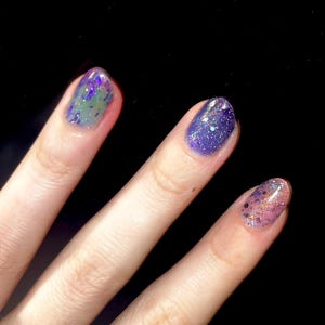 MOONRISE OVER SUNSET Blvd - Vernis à ongles thermique floconneux violet clair à violet foncé avec paillettes réfléchissantes - Ventes à une association - Vegan & 21 gratuit