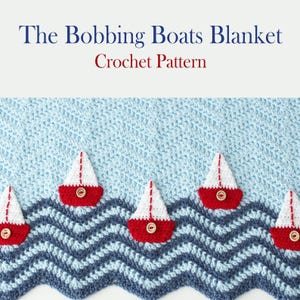 Peut inclure: Une couverture au crochet pour bébé avec un motif de vagues bleu et blanc et des voiliers rouges et blancs. La couverture porte le texte "The Bobbing Boats Blanket Crochet Pattern" en haut.