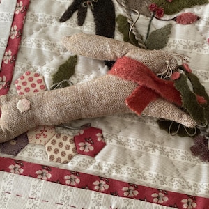 Primitive Hasen-Weihnachtsdekoration 2025: Geschenk Stechpalme & Mistel Digitales Muster