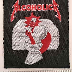 Peut inclure: Écusson brodé noir et rouge avec le mot "Alcoholica" et une image de dessin animé d'une personne tenant une bouteille d'alcool.
