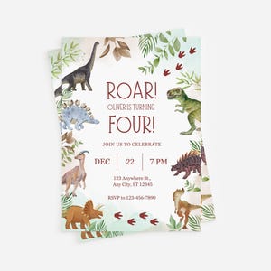 Può includere: Un invito di compleanno a tema dinosauri con fogliame verde e impronte di dinosauro rosse. Il testo recita "ROAR! Oliver compie QUATTRO!" con la data e l'ora della festa.