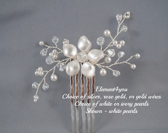 Bridal hair comb, White pearl crystal flower comb, Bride hairpiece Wedding hair accessory Ivory flower crystal comb Delicate heads for piece