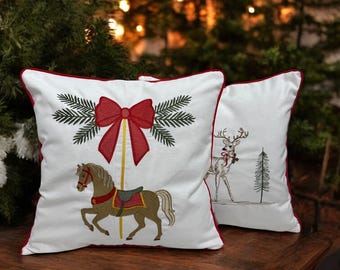 Weihnachtlicher bestickter Kissenbezug – Karussellpferd / Feiertagsdekor – 45 x 45 cm