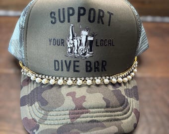 Apoya a tu bar de buceo local Gorra y cadena de camionero