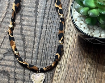 Collar con dije de bandana con estampado de leopardo