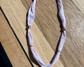 Collar con dije de bandana morada dorada