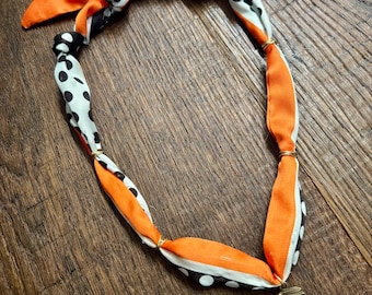 Collar con dije de bandana con espíritu escolar
