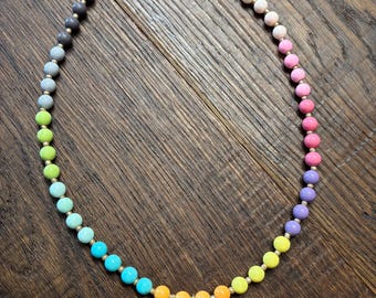 Collar de cuentas con dije de corazón colorido