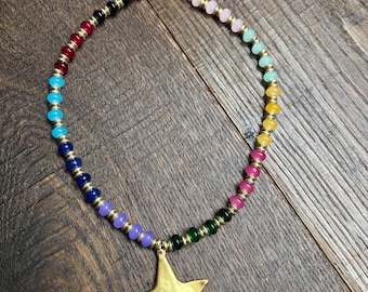 Collar de cuentas con dije de estrella de colores
