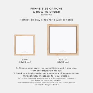 Puede incluir: Imagen que muestra dos marcos de fotos cuadrados de madera, uno de 20x20 cm y otro de 30x30 cm. El texto proporciona instrucciones sobre c&oacute;mo pedir marcos personalizados, incluyendo la elecci&oacute;n de un acabado de madera y el env&iacute;o de una foto de alta resoluci&oacute;n.