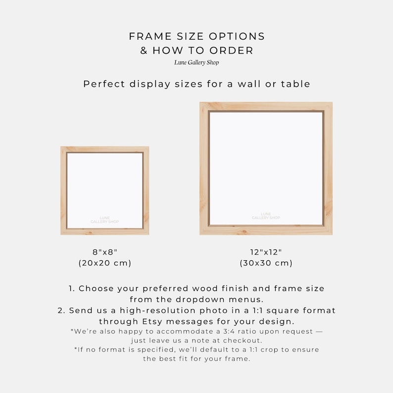 Puede incluir: Imagen que muestra dos marcos de fotos cuadrados de madera, uno de 20x20 cm y otro de 30x30 cm. El texto proporciona instrucciones sobre c&oacute;mo pedir marcos personalizados, incluyendo la elecci&oacute;n de un acabado de madera y el env&iacute;o de una foto de alta resoluci&oacute;n.