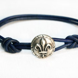 Pulsera de cuero con flor de lis