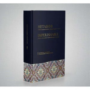 Op de afbeelding: Een blauw hardback boek met gouden letters met de titel "Нетальні / IMPERISHABLE" met een kleurrijke, gepatroneerde omslag.