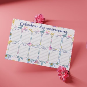Puede incluir: Un calendario blanco imprimible con un diseño floral. El calendario se titula "Calendrier des anniversaires" y tiene espacios para cada mes del año.