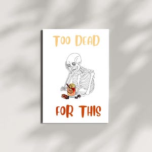 Cartão engraçado de esqueleto de Halloween – “Too Dead for This” – Cartão de saudação de cidra de outono em aquarela, cartão de humor de outono, papelaria fofa e assustadora de outubro