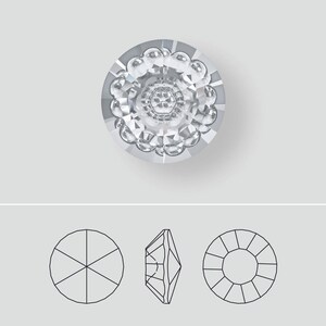 Könnte beinhalten: Ein klarer Kristall-Strassstein mit runder Form und einem erhabenen, strukturierten Design. Der Strassstein hat eine facettierte Oberfläche und eine flache Rückseite.
