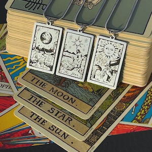 Collar de cartas del Tarot de Rider Waite de acero inoxidable 316L de 18" hecho a mano / “Los Celestiales” Sol, Luna, Estrella