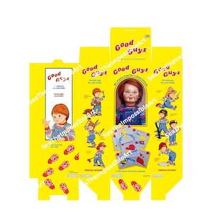 Op de afbeelding: Een gele doos met de tekst "Good Guys" en illustraties van een pop en andere personages. De doos bevat de zin "He wants you for a best friend." en de tekst "Batteries Included."